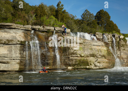 Wildwasser-Kajakfahrer an Maruia Falls, in der Nähe von Murchison, Tasman District, Südinsel, Neuseeland Stockfoto