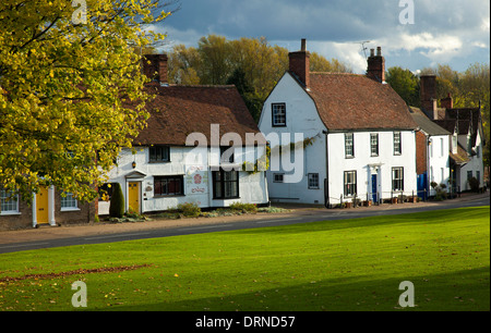 Tudor beherbergt neben den Dorfanger in Cavendish, Suffolk, England. Stockfoto