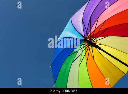 Regenbogen farbige Schirm gegen blauen Himmel Stockfoto