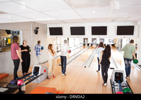 Bowling im Club Freunde Stockfoto