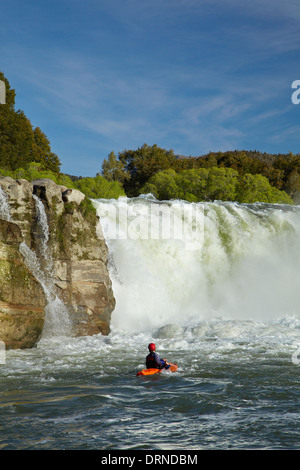 Wildwasser-Kajakfahrer an Maruia Falls, in der Nähe von Murchison, Tasman District, Südinsel, Neuseeland Stockfoto