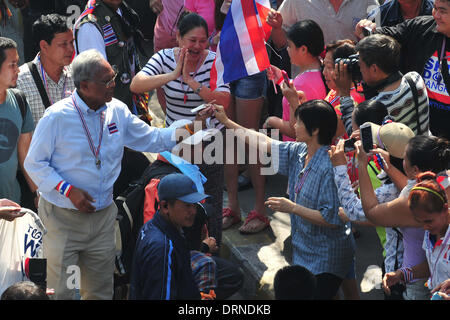 Bangkok, Thailand. 30. Januar 2014. Thailands regierungsfeindlichen Protest Führer Suthep Thaugsuban (3. L) grüßt Fans während einer Kundgebung an der Sukumvit Road in Bangkok, der Hauptstadt von Thailand, 30. Januar 2014. Bildnachweis: Rachen Sageamsak/Xinhua/Alamy Live-Nachrichten Stockfoto