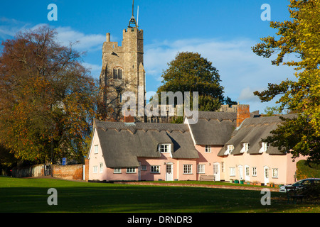 Die rosa Hütten unter Str. Marys Kirche, Cavendish, Suffolk, England. Stockfoto