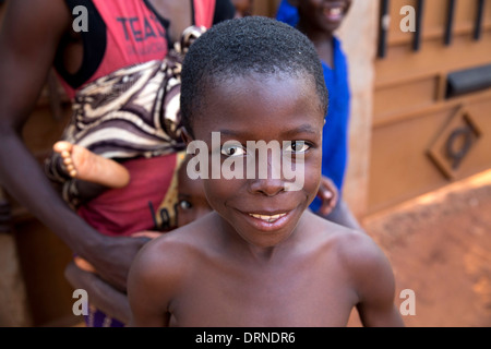 Junge Junge stand vor seinem Haus in Bobo Dioulasso, Burkina Faso, Afrika Stockfoto