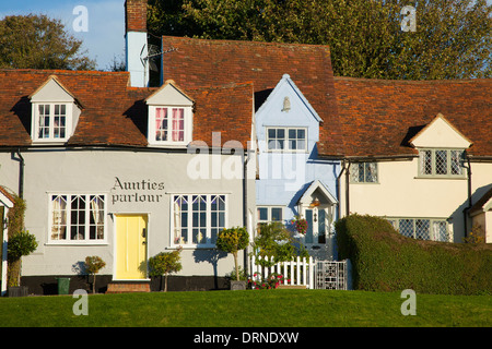 Eine Reihe von mittelalterlichen Häuser säumen den Dorfanger in Finchingfield, Essex, England. Stockfoto