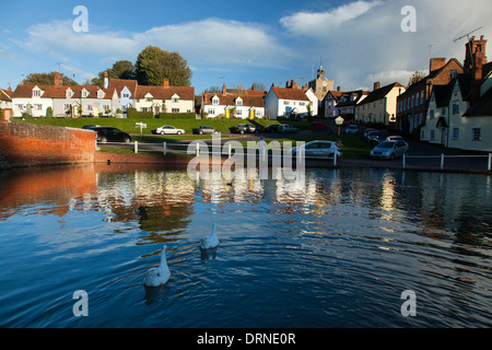 Ententeich und mittelalterliche Häuser im Dorf Finchingfield, Essex, England. Stockfoto