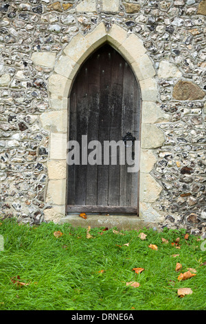 Tür von St Pancras Kirche, die aus dem 13. Jahrhundert stammt, Kingston Village, Grafschaft Sussex, England. Stockfoto