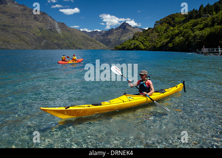 Kajaks, Sunshine Bay Lake Wakatipu, Queenstown, Otago, Südinsel, Neuseeland Stockfoto