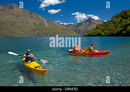 Kajaks, Sunshine Bay Lake Wakatipu, Queenstown, Otago, Südinsel, Neuseeland Stockfoto