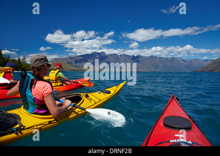 Kajaks, Sunshine Bay Lake Wakatipu, Queenstown, Otago, Südinsel, Neuseeland Stockfoto