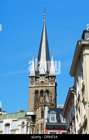 Die Innenstadt von Aachen mit bunten Altbauten und Bell Tower der Kaiserdom im Hintergrund. Aachen, Deutschland. Stockfoto