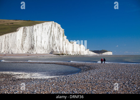 Paar unter den Sieben Schwestern, Cuckmere Haven Beach, Grafschaft Sussex, England. Stockfoto