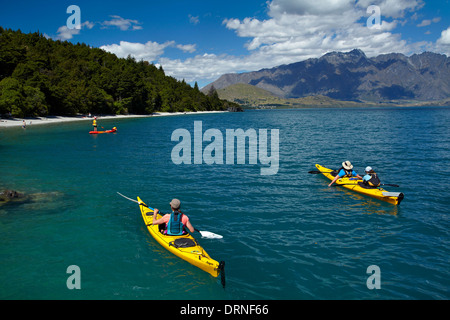 Kajaks, Sunshine Bay Lake Wakatipu, Queenstown, Otago, Südinsel, Neuseeland Stockfoto