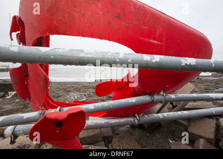 Nach einer Woche der Springfluten, Sturmfluten und Sturmwinde Kraft hat die Strandpromenade von Aberystwyth in Wales, mit Millionen von Pfund Schaden verwüstet. Die brechenden Wellen schlug ein großes Loch in den Deich und ist zusammengebrochen Aberystwyths kultigen, viktorianischen Promenade Unterschlupf, die seit über 100 Jahren stehen geblieben. Dieses Bild entstand auf Mittwoch, 8. Januar 2014, der Tag begann der Rat, zu versuchen, und deaktivieren Sie die Tausende von Tonnen Schutt Strand Meer Offroad. Stockfoto