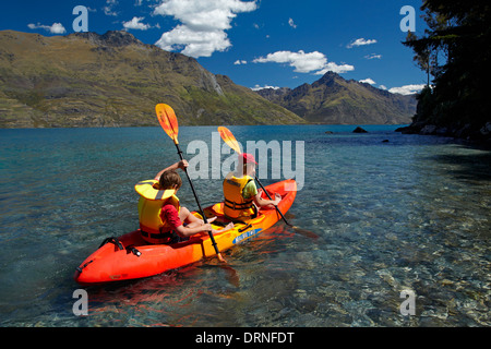 Kinder im Kajak, Sunshine Bay, Lake Wakatipu, Queenstown, Otago, Südinsel, Neuseeland Stockfoto