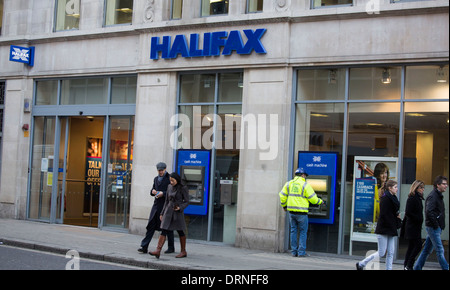 Paar bei Cashpoint der Halifax Bank kuscheln Stockfoto