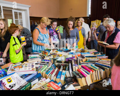 Bei einem Charity-Flohmarkt in Dublin, Irland, Europa Stockfoto