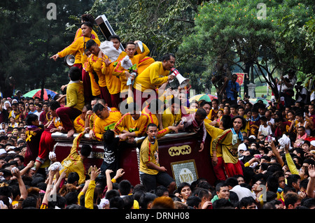 Katholische Gläubige nehmen an der jährlichen großen Prozession des schwarzen Nazareners in Manila Teil. Stockfoto