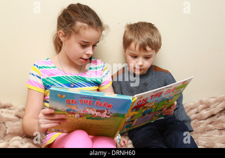 Kinder lesen zusammen Stockfoto