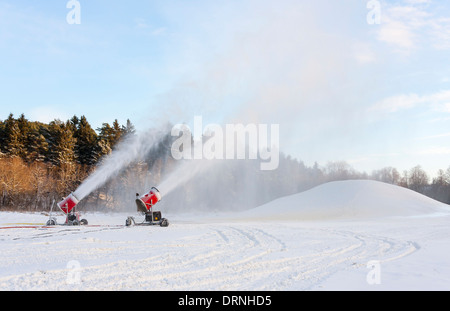 Schnee, Blasmaschinen oder die Beschneiung Schneekanonen Stockfoto