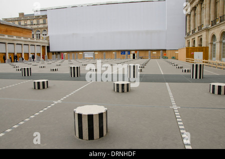 Les Deux Plateaux, Colonnes de Buren eine umstrittene Kunstinstallation von Daniel Buren im Palais Royal. Paris, Frankreich. Stockfoto