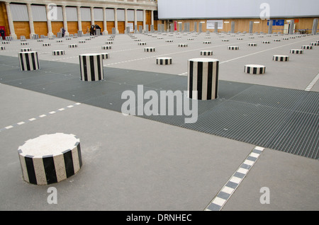 Les Deux Plateaux, die beiden Plattformen eine umstrittene Kunstinstallation von Daniel Buren im Palais Royal. Paris, Frankreich. Stockfoto