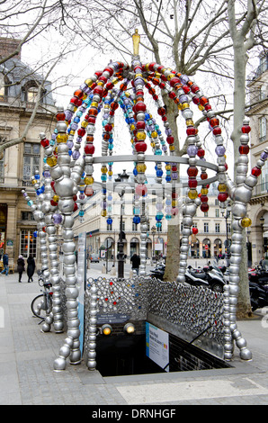 U-Bahnstation am Place Colette, Palais Royal-Musée du Louvre, entworfen von Jean-Michel Othoniel, Paris, Frankreich Stockfoto