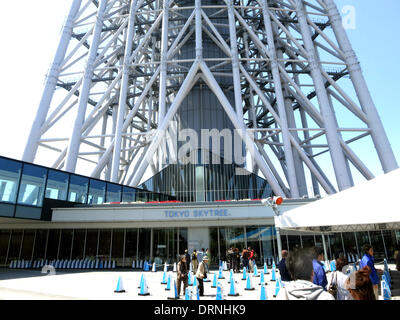 (Datei) - eine Archiv-Bild vom 23. April 2013, zeigt den Eingang zu den weltweit größten Fernsehturm "Tokyo Sky Tree" im Stadtteil Oshiage von Tokio, Japan.    Foto: Peter Jaehnel Stockfoto