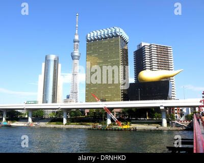 (Datei) - eine Archiv-Bild vom 22. April 2013, zeigt das Gebäudeensemble mit 634 Meter hohen Fernsehturm "Sky Tree" (C, zurück) und das Hauptquartier der japanischen Bewery Asahi Beer (R, vorne), sporting einen goldenen Bier-Kopf, stand groß auf dem Damm am Fluss Sumida im Stadtteil Oshiage von Tokio, Japan.     Foto: Peter Jaehnel Stockfoto