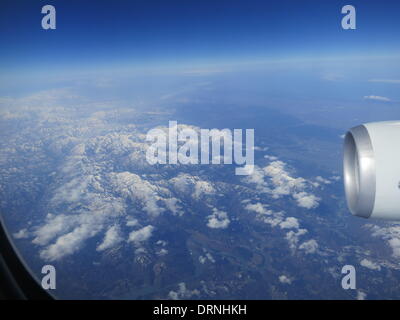 (Datei) - eine Archiv Bild, datiert 15. April 2013, zeigt eine Luftaufnahme aus einem Flugzeugfenster der schneebedeckten japanischen Alpen bei der Ankunft am internationalen Flughafen Tokio-Narita in Tokio, Japan. Foto: Peter Jaehnel - kein Draht-Dienst- Stockfoto