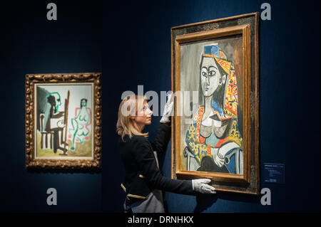 London, UK - 30. Januar 2014: ein Mitarbeiter steht neben "Femme au Kostüm Turc Dans un Fanteuil, 1955" von Pablo Picasso (est £ 15 Millionen), die am 4. Februar bei Christie's Credit in den Verkauf gehen wird: Piero Cruciatti/Alamy Live News Stockfoto