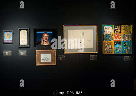 London, UK - 30. Januar 2014: ein Mitarbeiter stellt neben surrealistischen Gemälden, die in den Verkauf am 4. Februar bei Christie's Credit gehen: Piero Cruciatti/Alamy Live News Stockfoto