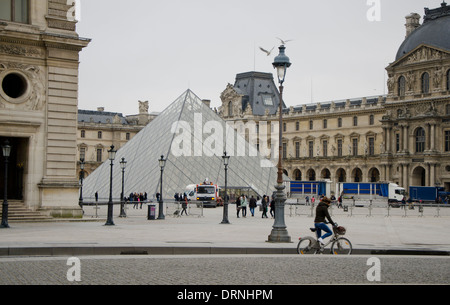 Skulptur ist am Eingang des Louvre in Paris, Frankreich entladen wird. Stockfoto