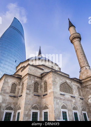 Die Moschee der Märtyrer (Sehidler Mescidi Moschee, türkische Moschee) mit der Flamme Türme Wolkenkratzer im Hintergrund in Baku. Stockfoto