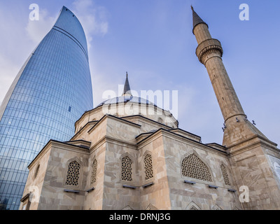 Die Moschee der Märtyrer (Sehidler Mescidi Moschee, türkische Moschee) mit der Flamme-Türme im Hintergrund in Baku, Aserbaidschan. Stockfoto