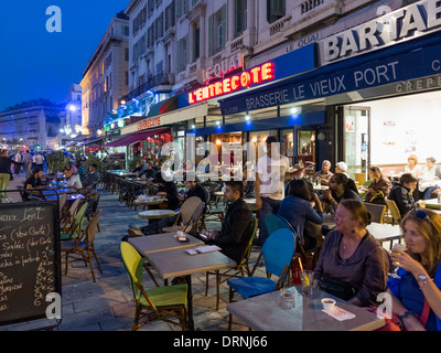 Marseille, Frankreich - Leute an belebten Bürgersteig Cafés neben am alten Hafen von Marseille, Provence, Frankreich, Europa am Abend Stockfoto