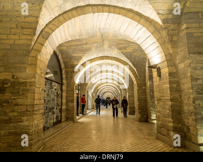 Einkaufen Gassen auf Nizami Straße im Zentrum von Baku, Azarbaijan, nachts beleuchtet. Stockfoto