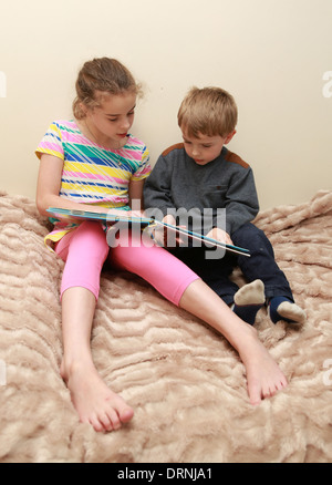 Kinder lesen zusammen Stockfoto