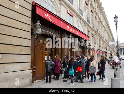 Japanische Touristen Restaurant Maxim's Rue Royale in Paris, Frankreich. Stockfoto