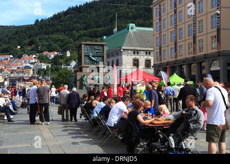 Menschen spielen in den Bergen Spillfestival (Games Festival), Torgallmenningen, Bergen, Hordaland, Norwegen. Stockfoto