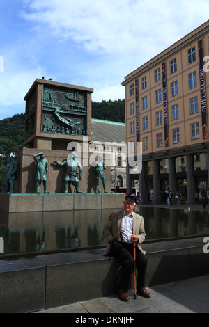 Man sitzt an der Sjømannsmonumentet (Segler-Denkmal) in Bergen, Norwegen Stockfoto