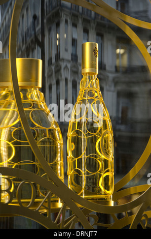 Eine Flasche Cristal Champagner von Louis Roederer produziert auf dem Display in bummeln. Paris, Frankreich. Stockfoto