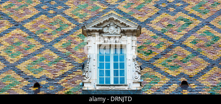 Traditionelle polychrome Dachziegel des Hotel de Vogue in der Rue De La Chouette in Dijon in Burgund Frankreich Stockfoto