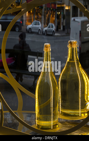 Flasche Cristal Champagner ohne Label produziert von Louis Roederer auf dem Display in bummeln. Paris, Frankreich. Stockfoto