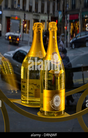 Flasche Cristal Champagner von Louis Roederer produziert auf dem Display in 2002 zu bummeln. Paris, Frankreich. Stockfoto