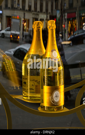 Flasche Cristal Champagner von Louis Roederer produziert auf dem Display in 2002 zu bummeln. Paris, Frankreich. Stockfoto