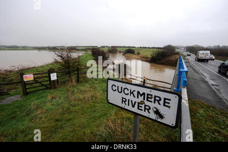 Überfluteten Felder am Touristenort neben dem Cuckmere River, die seine Ufer nach Wochen des nassen Wetters geplatzt Stockfoto