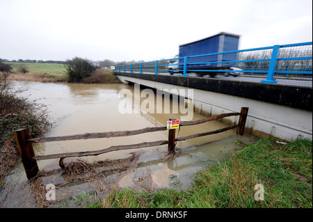 Datenverkehr passiert Cuckmere River auf der A27 in der Nähe von Touristenort East Sussex, die seine Ufer nach Wochen des nassen Wetters geplatzt Stockfoto