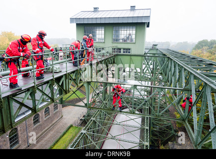 Örtlichen Feuerwehren haben einen hohen Winkel Übung am alten Schifffahrtskanal Lift Henrichenburg zu retten. Stockfoto