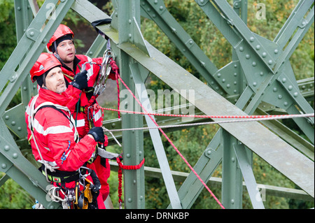 Örtlichen Feuerwehren haben einen hohen Winkel Übung am alten Schifffahrtskanal Lift Henrichenburg zu retten. Stockfoto